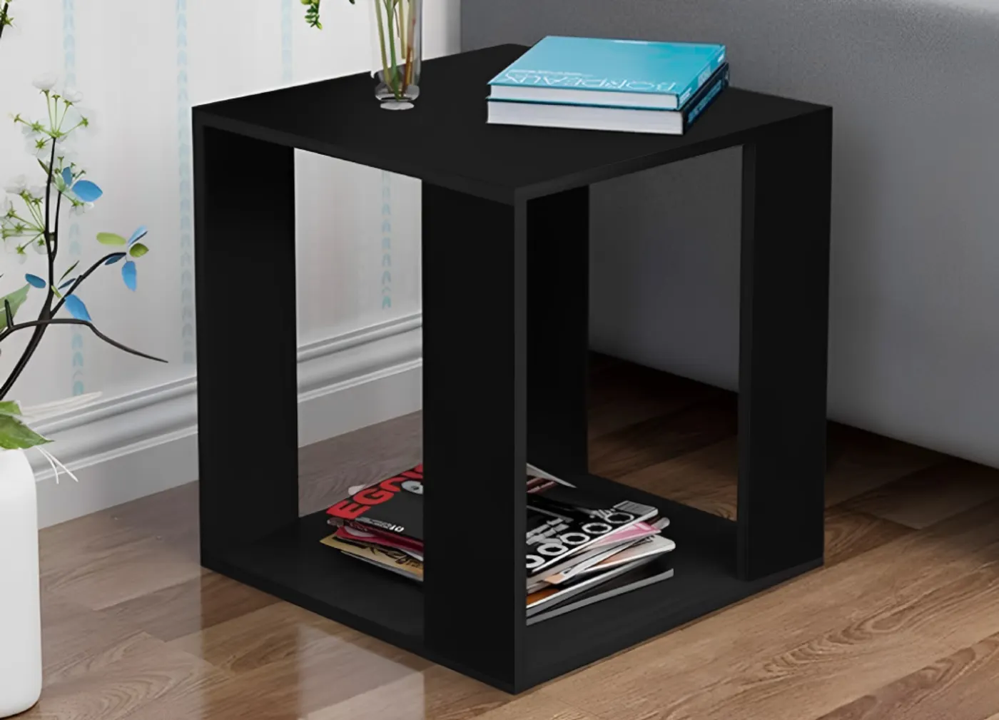 Mesa de cabeceira preta em um quarto